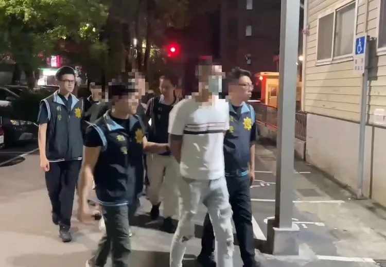 李嫌與3名友人為討15萬債務，放鞭炮又撞車，現在又得吃上官司，實在得不償失。翻攝畫面