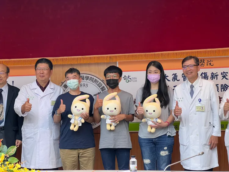 台大醫院在外科主任陳晉興（右一）率領的團隊救治下，成功救回遭電線繞頸險死的病患，該案例也成功登上《美國胸心血管外科雜誌》期刊。記者黃泓哲攝