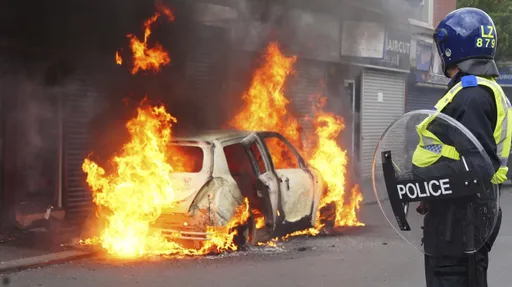 住海邊管很寬!英國多城暴動378人被捕 馬斯克:內戰不可避免