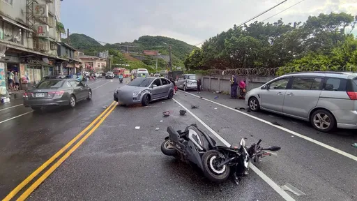 瑞芳重大車禍！小客車打滑撞2騎士　50歲婦人命危送醫