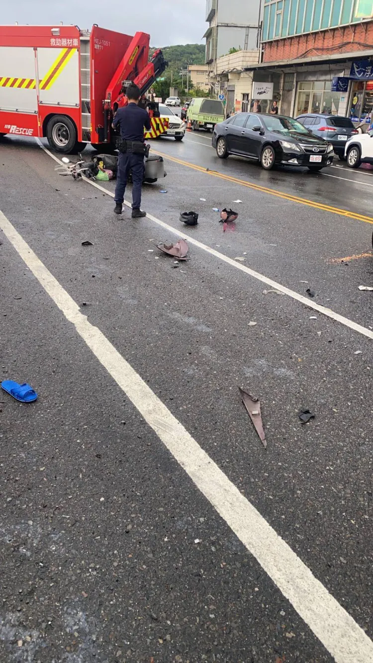 現場零件散落一地。消防局提供