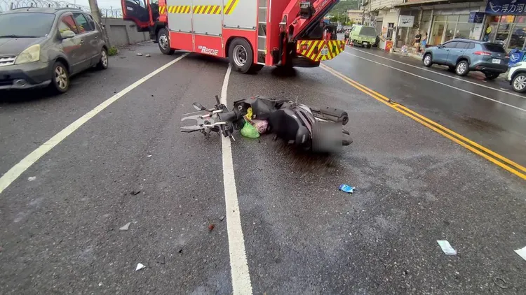 女騎士命危送醫。消防局提供