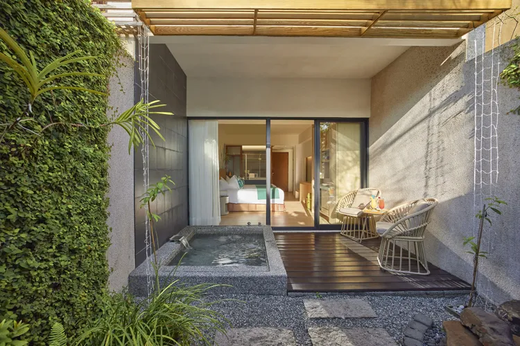 深受親子家庭客喜愛的池畔花園客房主打第二晚「續住99元」。墾丁凱撒提供