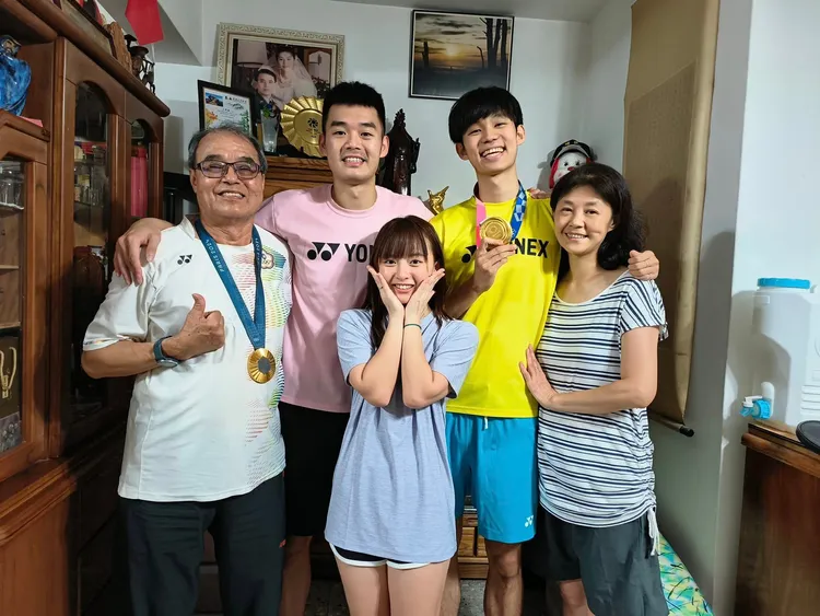 奪金返台當晚，王齊麟和家人留下一張紀念金牌照。翻攝王齊麟臉書