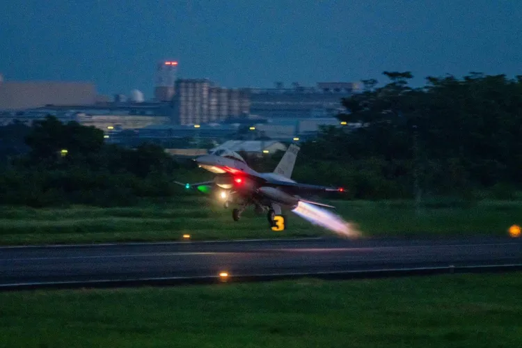 Ｆ-16Ｖ升空伴飛，歡迎中華隊英雄歸來。國防部提供