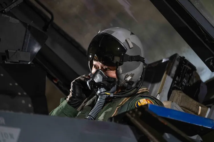 空軍派遣三架Ｆ-16Ｖ升空伴飛奧運英雄。國防部提供