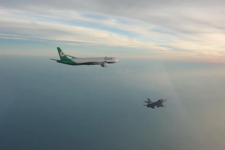 奧運代表團今晨歸國，賴清德總統指示空軍派遣三架Ｆ-16Ｖ升空伴飛，歡迎英雄歸來。國防部提供