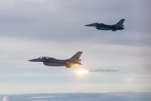 林郁婷等英雄歸來!F-16V戰機伴飛畫面曝光 發射熱焰彈致敬