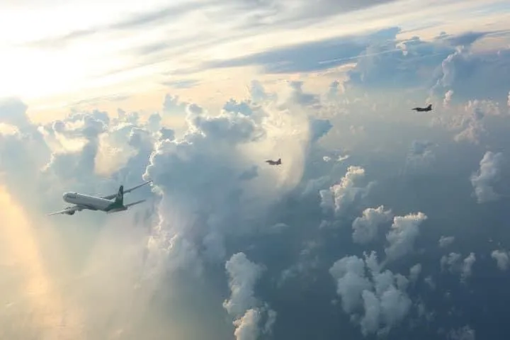 奧運代表團今晨歸國，賴清德總統指示空軍派遣三架Ｆ-16Ｖ升空伴飛，歡迎英雄歸來。國防部提供