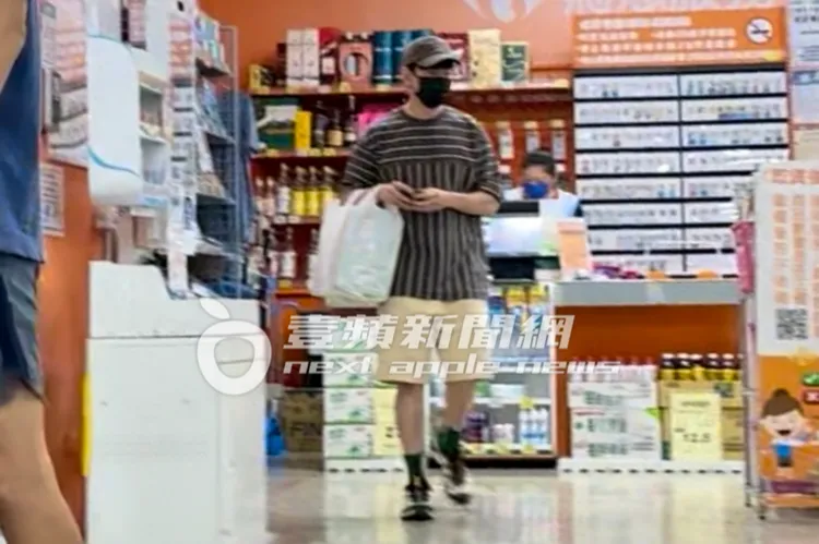 林俊傑採買結束，手提購物袋離去。特勤中心攝影