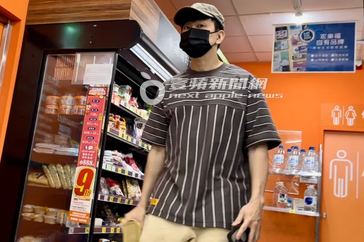 林俊傑走回去拿福樂頂級鮮奶優格買1送1商品。特勤中心攝