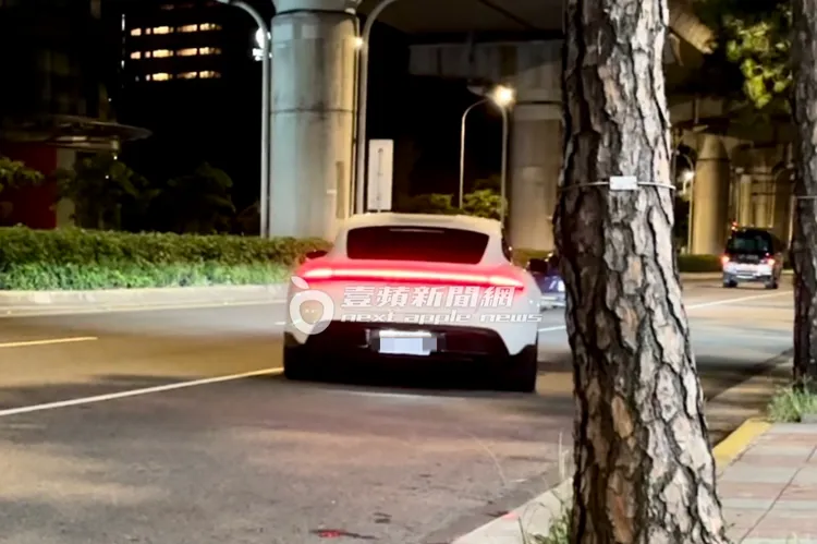 林俊傑開保時捷新車採購完後，開車返回內湖的4億豪宅。特勤中心攝