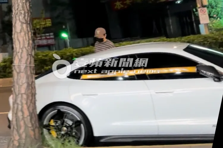 林俊傑採購完畢，將戰利品放到後座。特勤中心攝