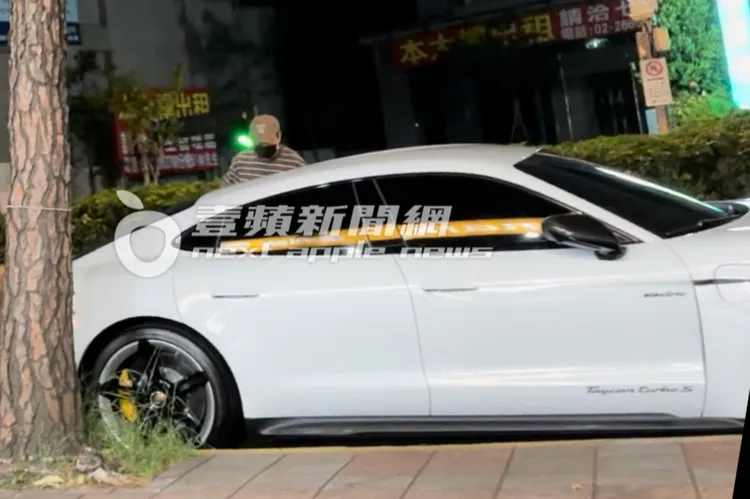 林俊傑打開後車門仔細放好商品。特勤中心攝