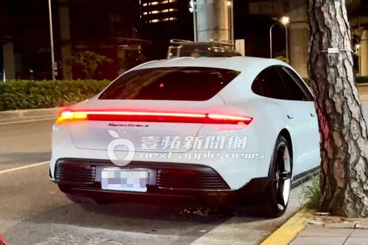 林俊傑發動保時捷電動車後，在車內研究了一會。特勤中心攝