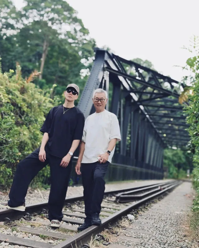 林俊傑上月30日曬出和爸爸在新加坡「鐵道走廊」（Rail Corridor）走鐵軌的父子合照，寫道「Father n son.父子」。翻攝林俊傑IG