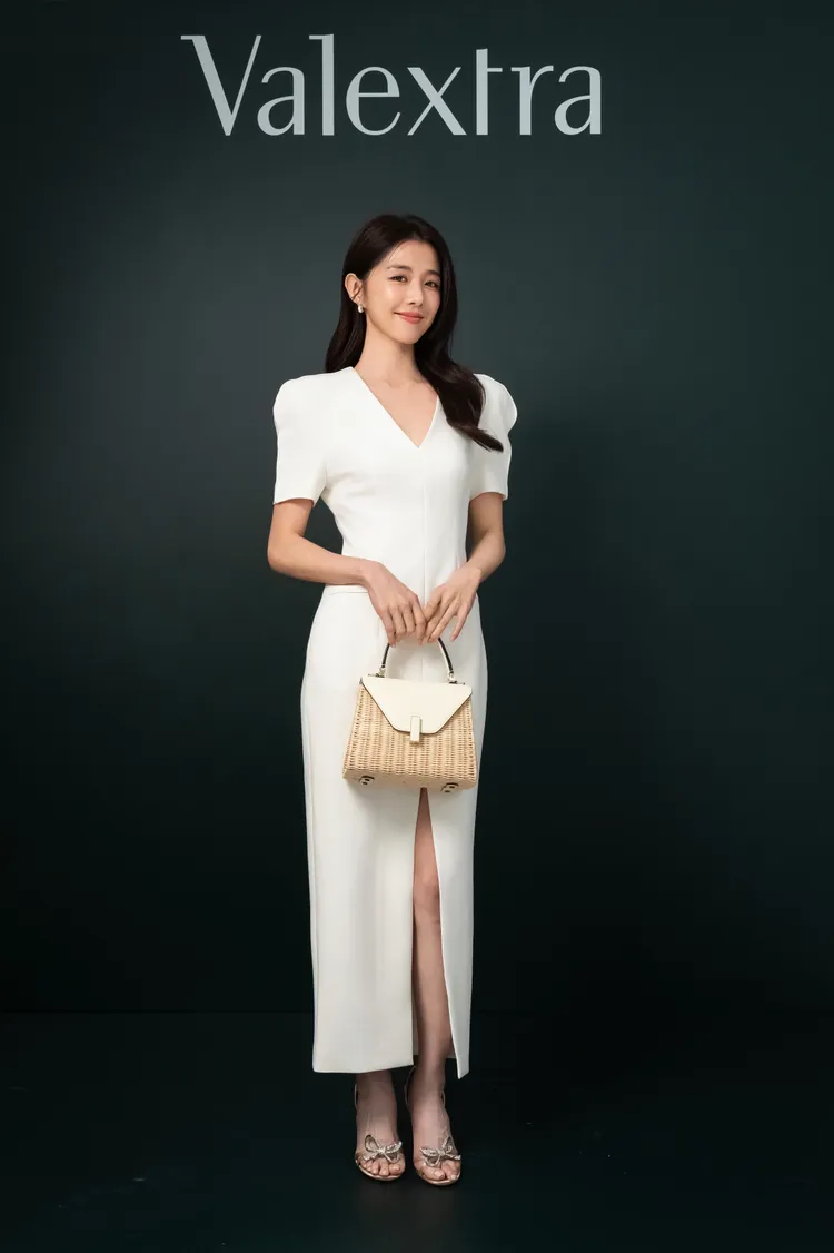 邵雨薇演繹Valextra秋冬主推的柳條編織Iside包。品牌提供