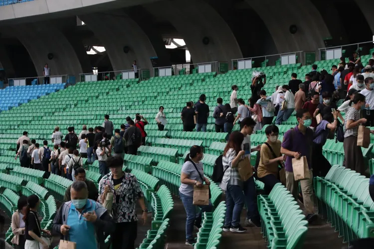 演習模擬觀眾席突然發生騷動事故，百名觀眾紛紛朝出口移動。市府提供