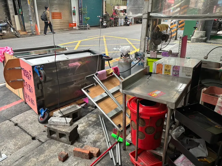 三重韭菜盒攤今年5月就曾被砸，嫌犯當時就被警方逮捕。翻攝畫面