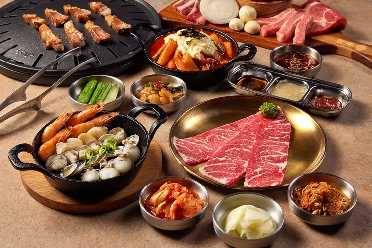 9/2至10/14到「金咕」內用套餐，享199元加購「蒜你厲害蝦爆海鮮」，由主廚以大蒜醬煮干貝、鮮蝦、花枝和蛤蠣彭湃上桌。業者提供