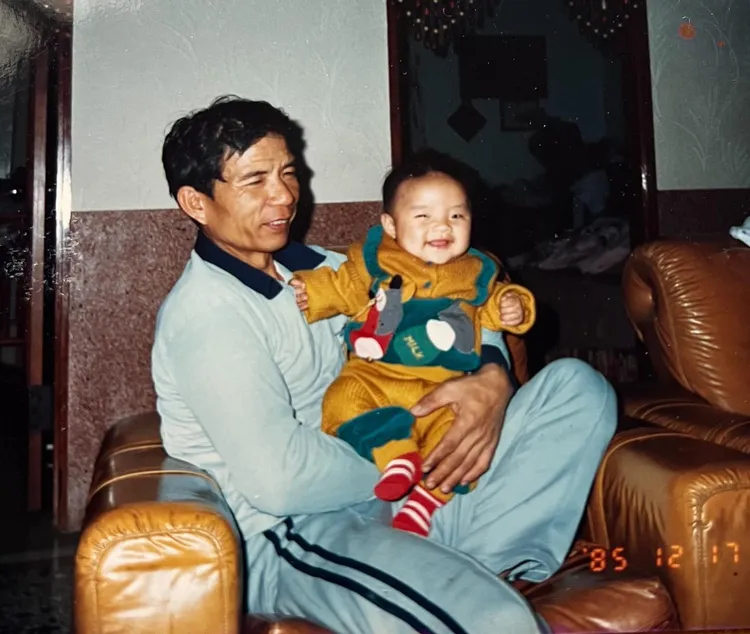 盧廣仲小時候被阿公抱在懷裡。翻攝盧廣仲臉書