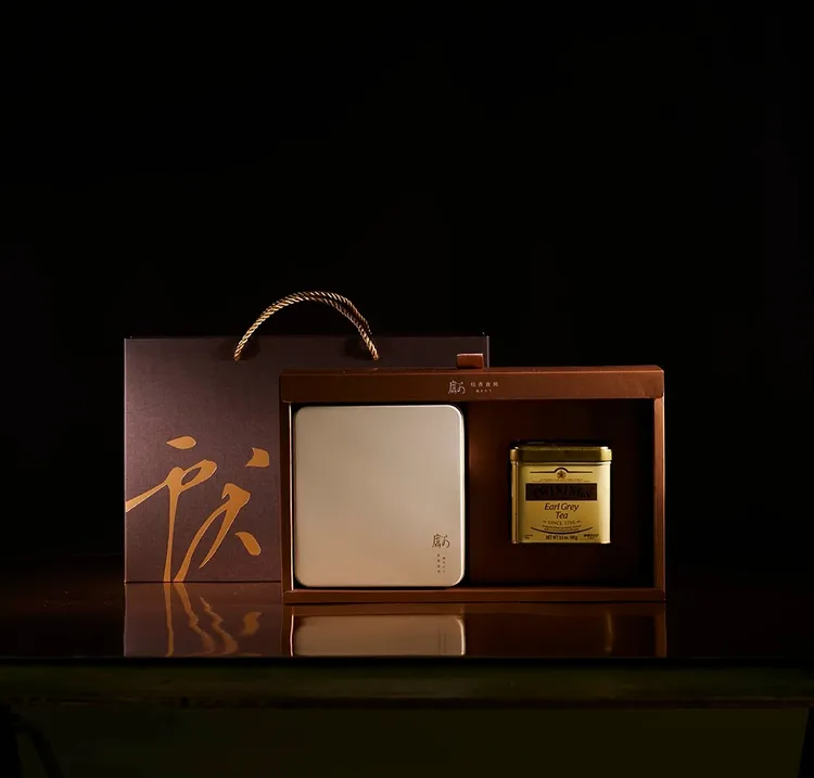 全台首家圓可頌專賣店獻．烘焙「金月雙享唐寧茶禮盒」。業者提供