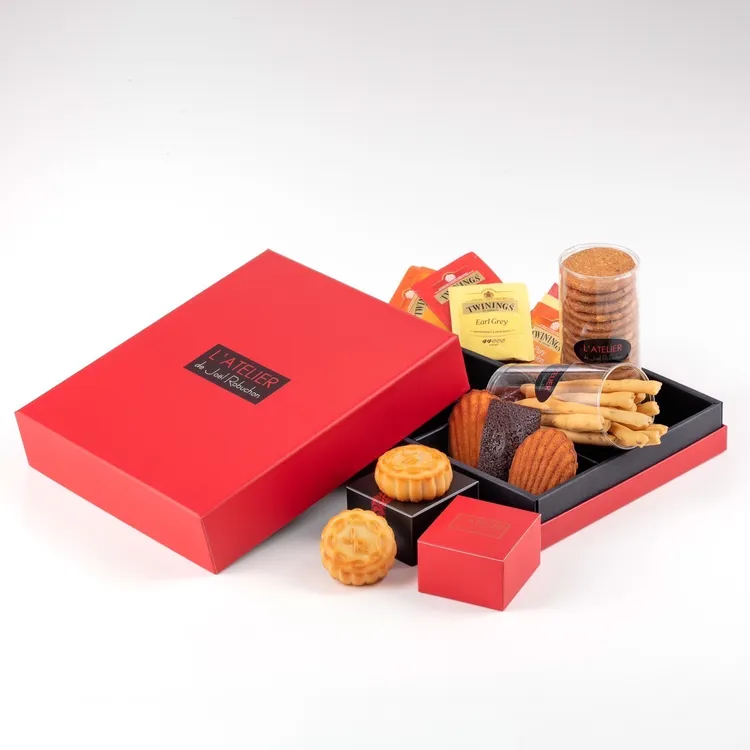 侯布雄法式茶點沙龍「法式中秋禮盒」配上唐寧經典英倫早餐茶、皇家伯爵茶和極品錫蘭茶。業者提供