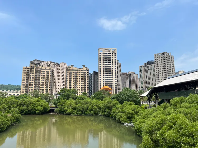 中都重劃區具備市區少見大面積濕地公園，成為卡位蛋黃區優先選擇，相對美術館大樓密集，多了更多綠景與自在。葉家銘攝
