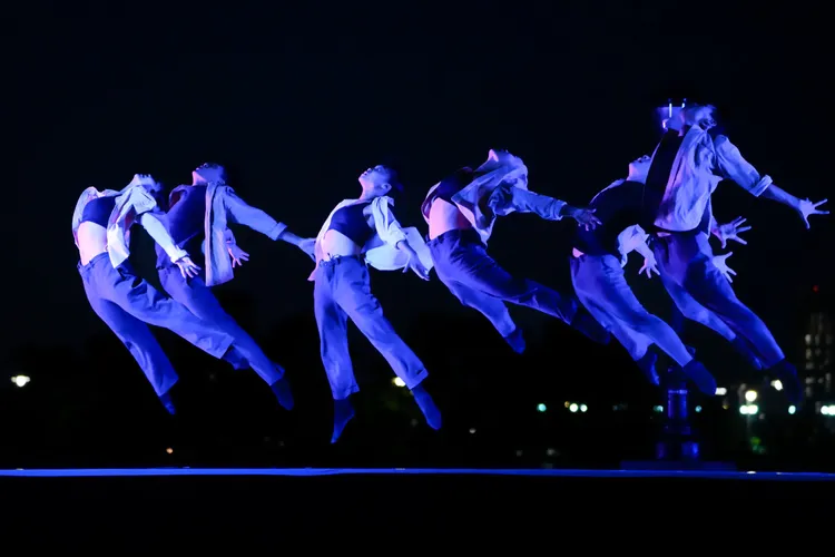 透過燈光的變化，焦點舞團得舞者展現舞蹈力與美。文化部提供