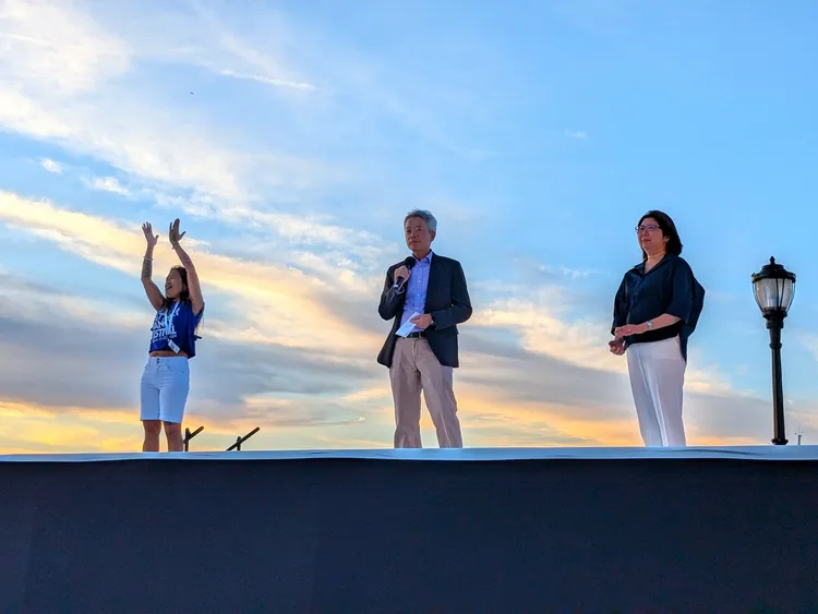 駐紐約辦事處人員在台上表達對表演的感動。文化部提供