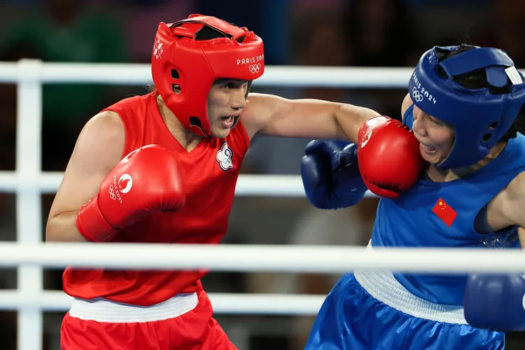 巴黎奧運女子拳擊66公斤級賽事當地時間6日晚間進行，台灣拳擊好手陳念琴（紅衣）4強賽對上中國好手楊柳，激戰3回合後落敗，以銅牌作收。陳念琴壓迫對手。中央社