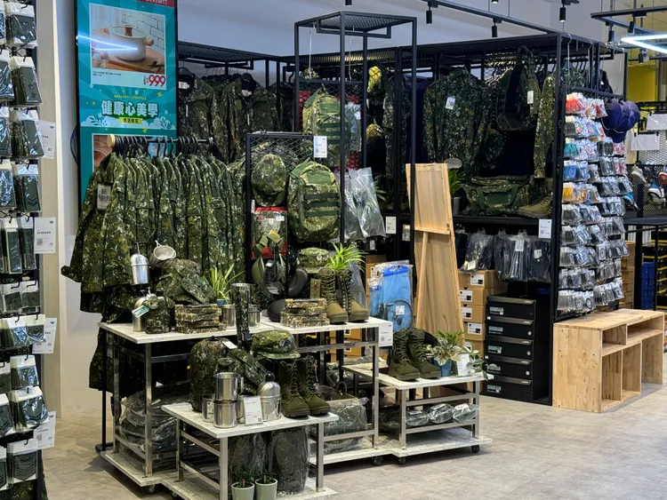 生活工場經營服裝供售站，遭爆料連迷彩作戰服等重要物資都未能及時配發，影響今年演訓。壹蘋新聞網攝