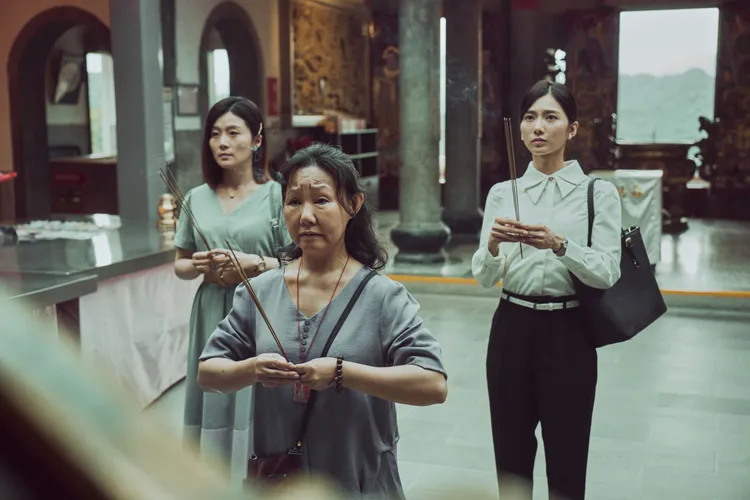 EP3~許雁青(蔡黃汝)與田家瑩(楊小黎)陪劉金香(呂雪鳳)到廟裡拜拜。華視提供