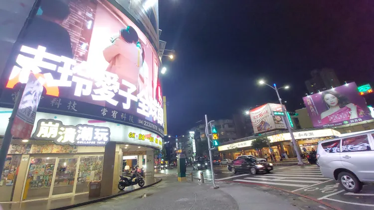 巨型的電視牆投放廣告，讓讀者知道《壹蘋》最厲害的揭弊、爆料與狗仔文化。凃建豐攝