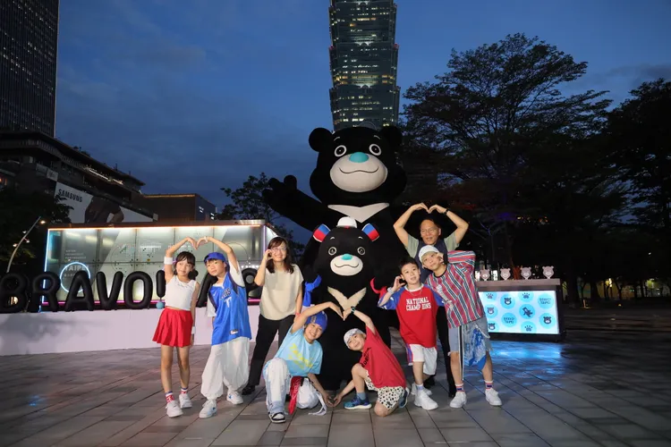 遊客開心和熊讚合照。台北市觀光局提供