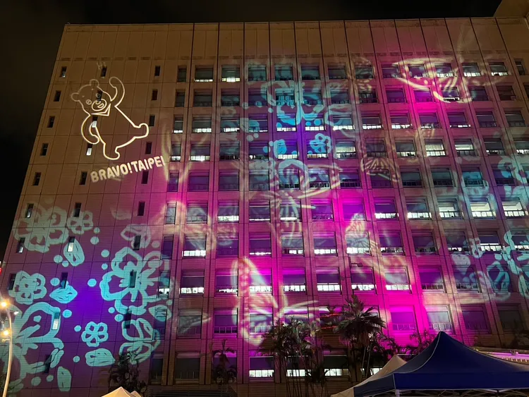 為了慶祝熊讚生日，市府外將有燈光表演。台北市觀光局提供