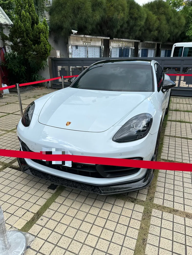 警方查獲PORSCHE等證物。翻攝畫面