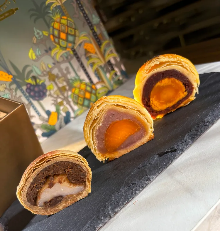 「神旺普諾麵包坊」的「金饌蛋黃酥」節慶禮盒，結合3款台式手工酥點，「珍饌相思豆沙」、「醇芋泥蛋黃酥」、「紅玉核桃麻糬，數量有限售完為止。業者提供