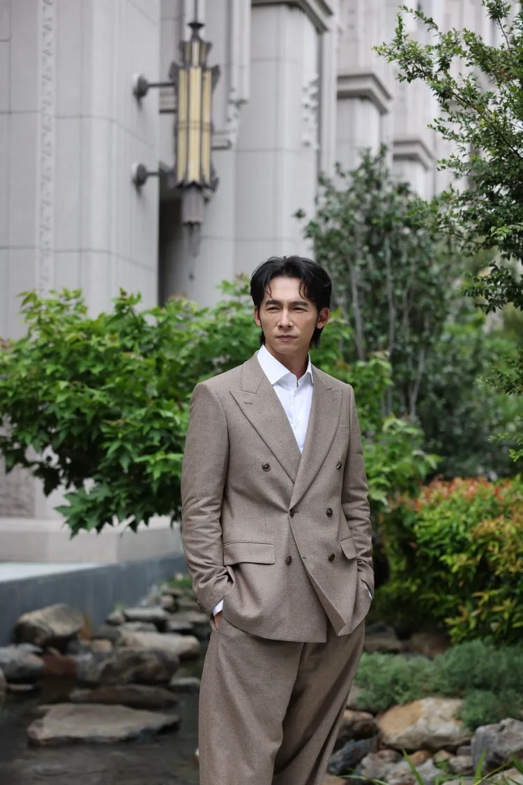 温昇豪今穿秋冬新款。雙橡園開發、GIORGIO ARMANI提供