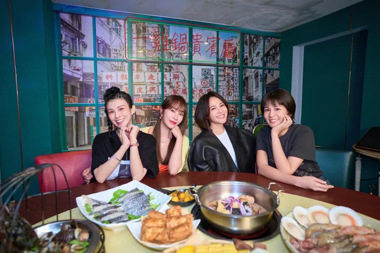 「星光2班」四姝大啖火鍋。環球音樂提供