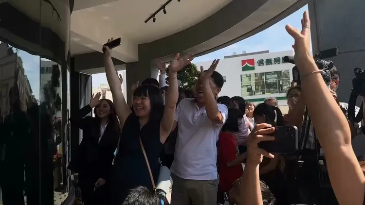 大批「穎迷」聞風都到戴家運動用品店守候接風。翻攝畫面