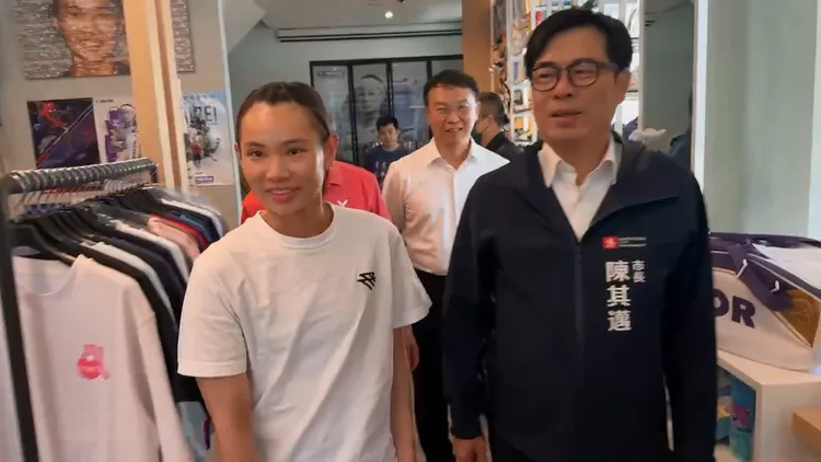 陳其邁市長今日下午到戴家歡迎小戴回國。翻攝畫面