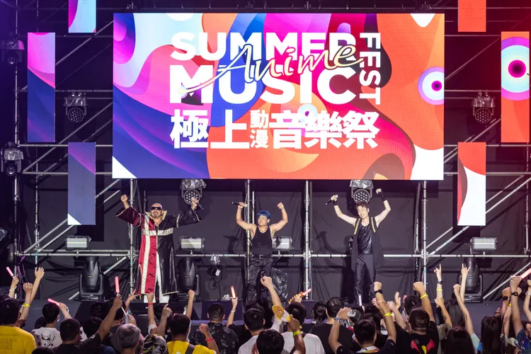 富永TOMMY弘明（左起）、橋本仁、ハ長谷川大輔合唱《JOJO的奇妙冒險》動畫版歌曲。POYE INTERNATIONL提供