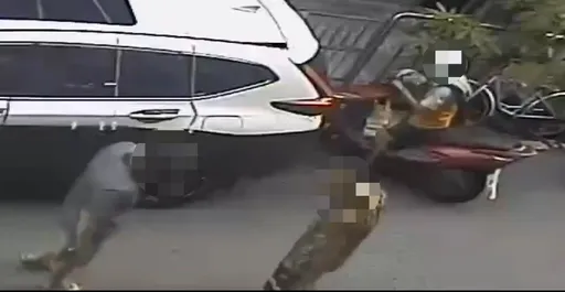 板橋街友不滿旅社收費問題 持鐵棒從屋內打到街頭傷1男2女