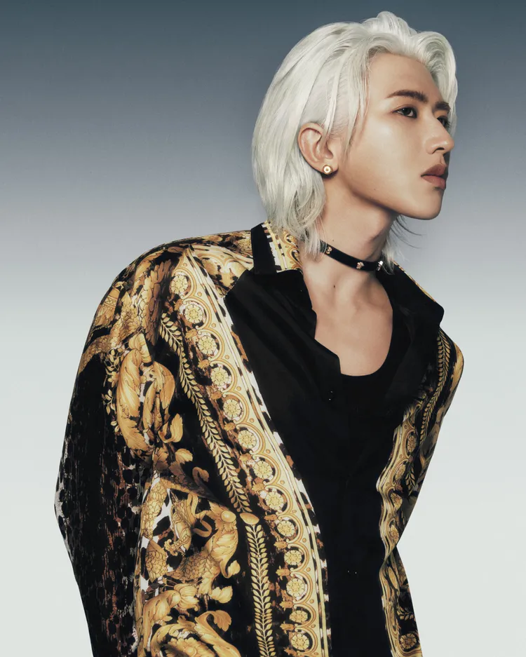 蔡徐坤點名最喜歡身上的經典巴洛克豹紋印花襯衫。品牌提供