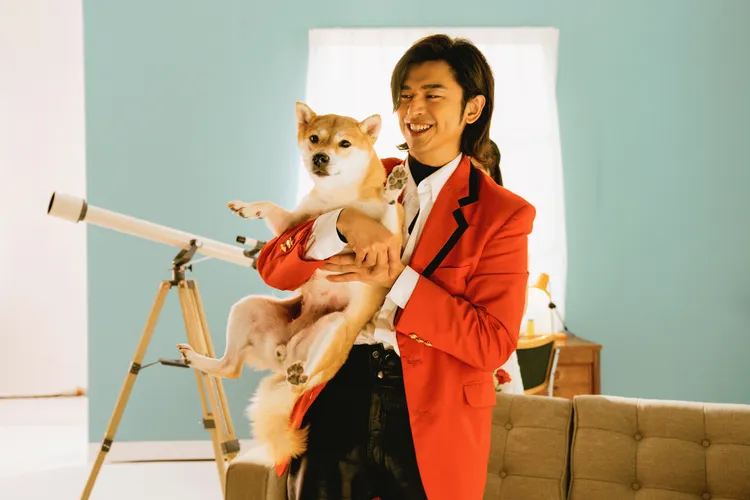 《愛的視線》MV拍攝加入陳柏霖的愛狗Afuri後更符合90年代感的設定。牽猴子提供