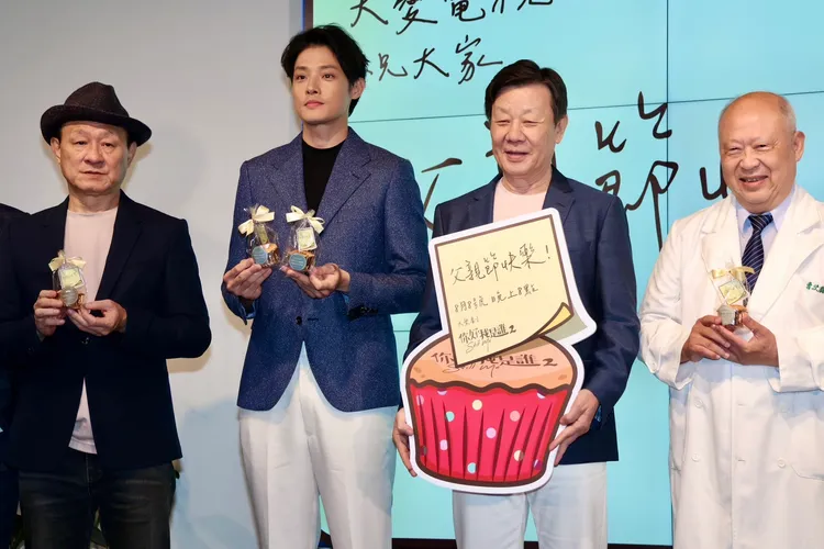 醫師曹汶龍（右起）、寇世勳、寇家瑞和陳慕義台上歡度父親節。莊宗達攝