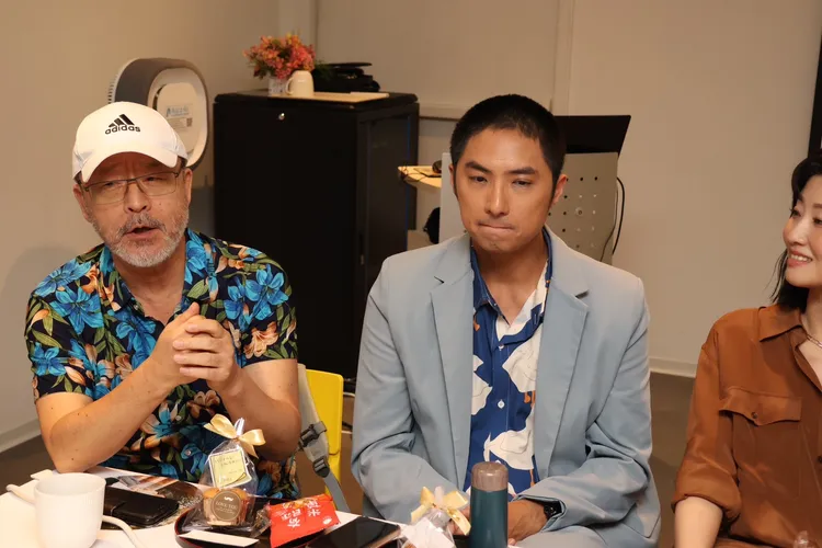 班鐵翔（左起）和李運慶扮演父子。莊宗達攝