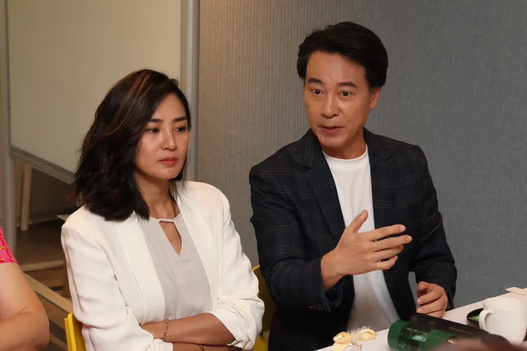 洪小鈴（左）詮釋早發性失智者，右為劇中老公尹昭德。莊宗達攝