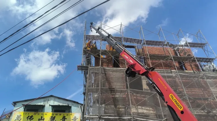 大湳消防分隊以吊掛救出工人。大湳分隊提供